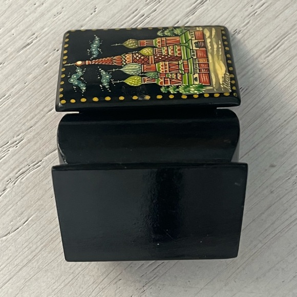 Russian St Basil’s Cathedral Hand Painted Lacquer Trinket Box - Picture 3 of 8